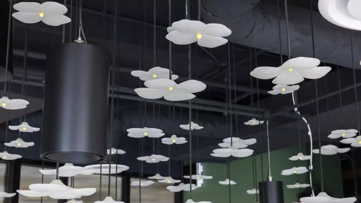 天井から下がっている花形の複数ランプ。